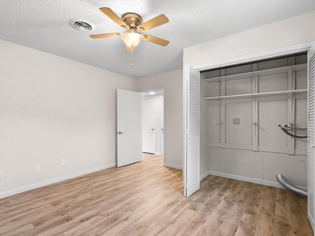 13514 Onyx Ln, Farmers Branch, TX 75234 - unfurnished bedroom with light wood finished floors, visible vents, a ceiling fan, a closet, and baseboards
