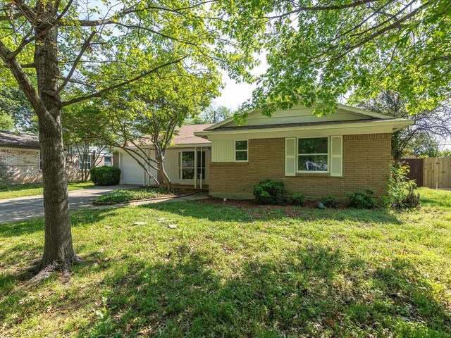 13514 Onyx Ln, Farmers Branch, TX 75234 - ranch-style house featuring an attached garage, brick siding, fence, and a front lawn