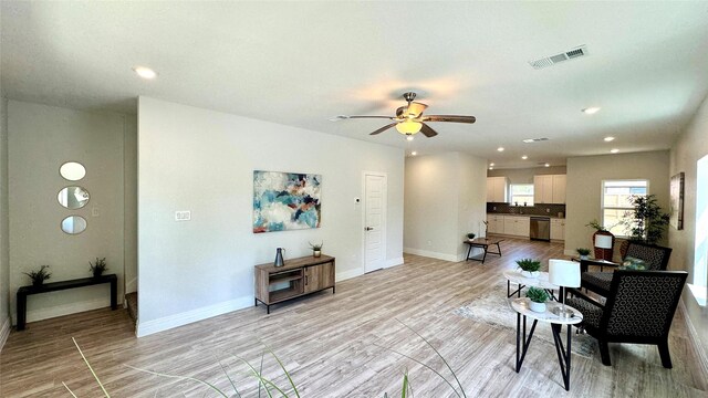 living area with light wood-style flooring, baseboards, visible vents, recessed lighting, and a ceiling fan