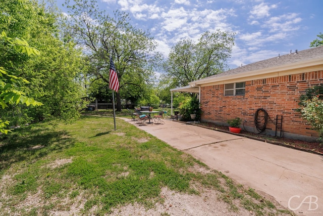 view of yard featuring a patio