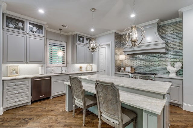kitchen featuring a sink, visible vents, an inviting chandelier, custom exhaust hood, and dishwasher
