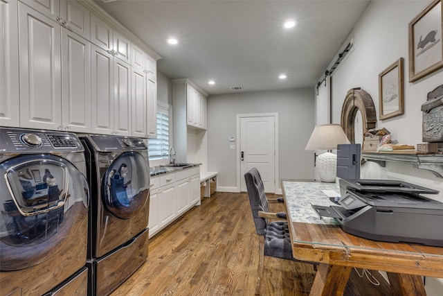 laundry area with recessed lighting, visible vents, independent washer and dryer, baseboards, and light wood-style flooring