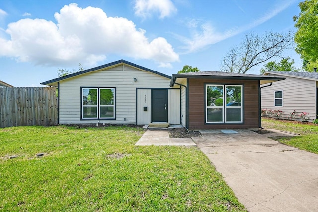 view of front of home with fence and a front yard