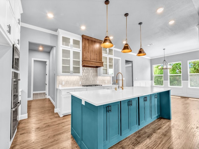 117 Fan Mill Trl, Weatherford, TX 76085 - kitchen featuring crown molding, tasteful backsplash, stainless steel gas stovetop, blue cabinets, and white cabinets