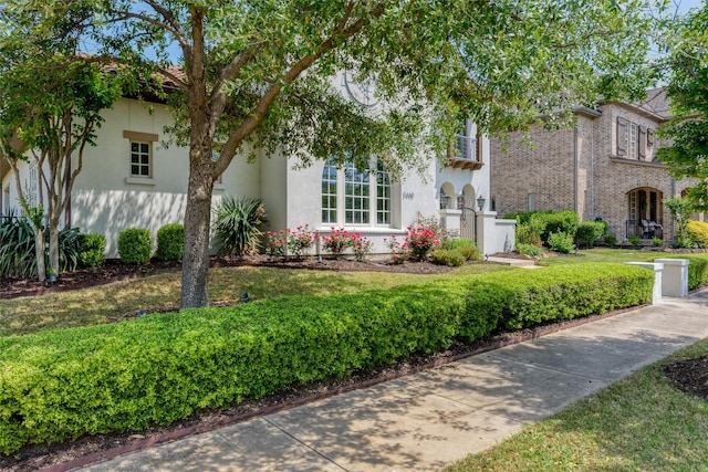 view of front of property featuring a front yard and stucco siding