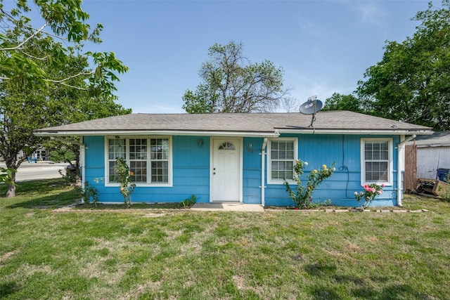 ranch-style house featuring a front lawn