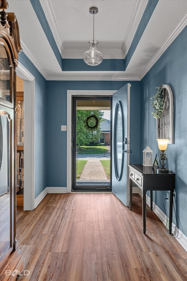 5021 Kenilworth Dr, Bossier City, LA 71112 - foyer featuring wood finished floors, a raised ceiling, baseboards, and crown molding