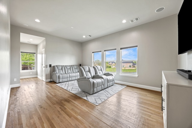 living area featuring baseboards, visible vents, recessed lighting, and light wood-style floors