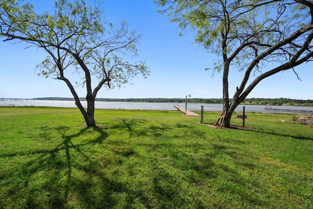 view of yard featuring a water view