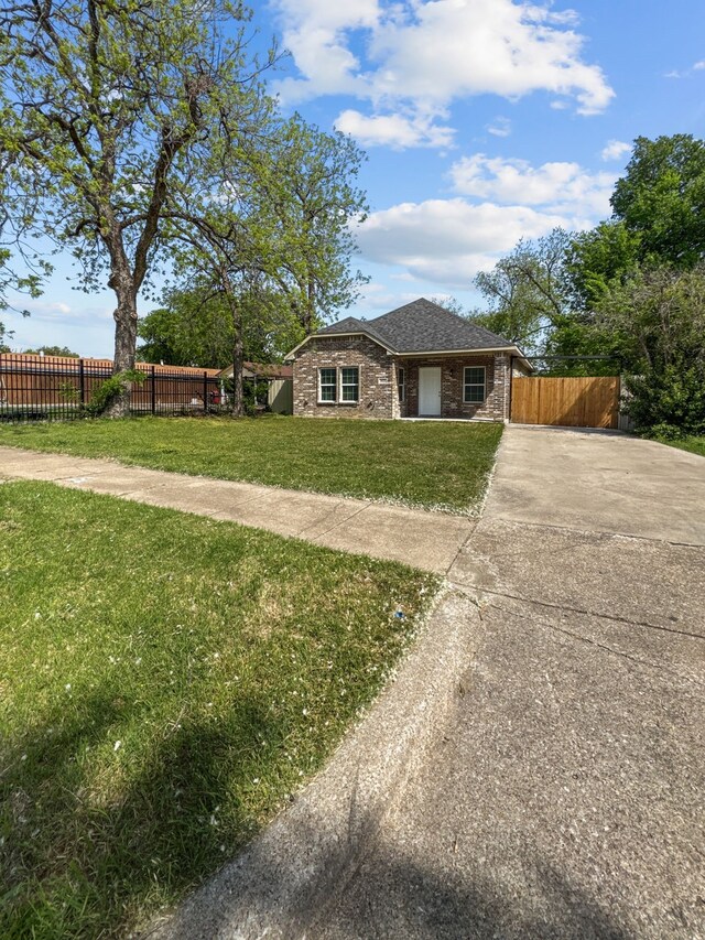 921 E Harvey Ave, Fort Worth, TX 76104 - view of front of property with driveway