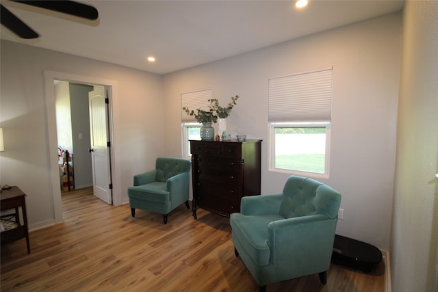 living area featuring recessed lighting, light wood-style flooring, and ceiling fan