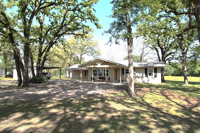 view of front of house featuring a front yard