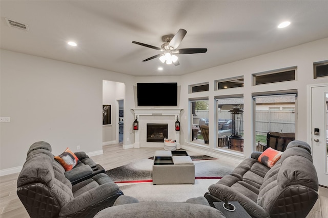 living room with light wood finished floors, visible vents, recessed lighting, and ceiling fan