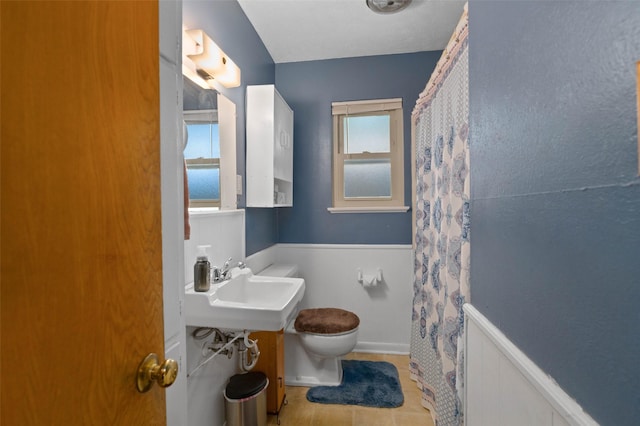 807-809 Sun Valley Dr, Denton, TX 76209 - full bath with tile patterned floors, a shower with curtain, a sink, and toilet