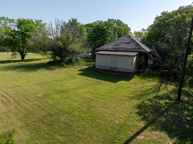 view of yard featuring an outbuilding
