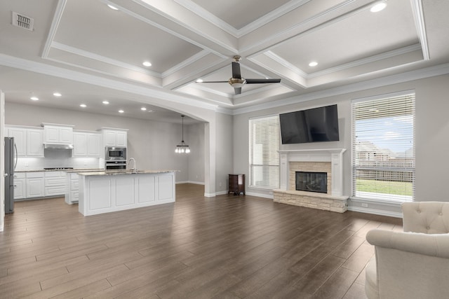 living room featuring ceiling fan, dark wood finished floors, baseboards, visible vents, and recessed lighting