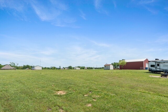 view of yard with an outbuilding