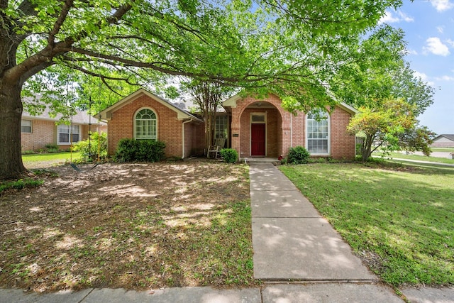 view of front of home featuring brick siding and a front yard