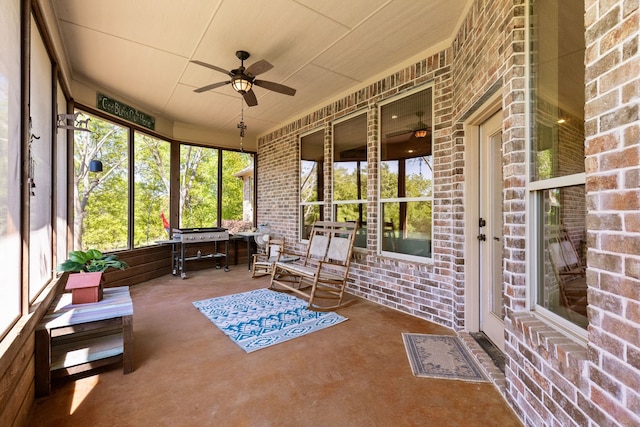 sunroom with ceiling fan