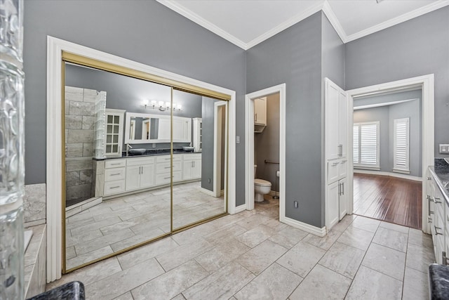 845 Canyon Crest Dr, Irving, TX 75063 - full bathroom featuring baseboards, toilet, vanity, and crown molding