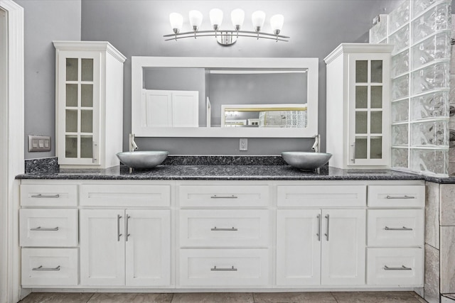 845 Canyon Crest Dr, Irving, TX 75063 - bathroom with a sink and double vanity