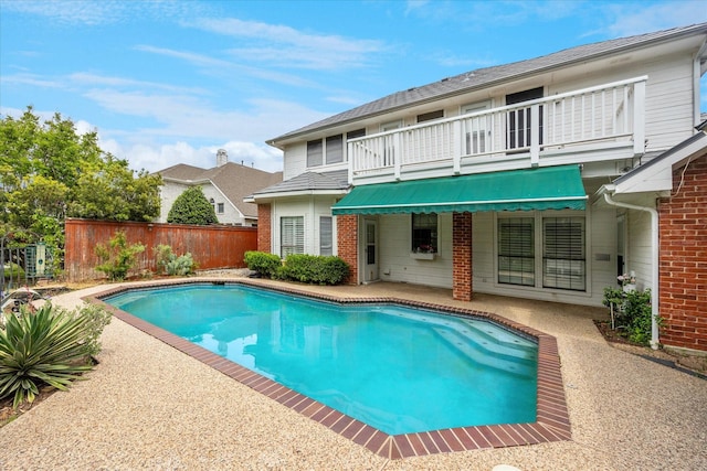 845 Canyon Crest Dr, Irving, TX 75063 - view of swimming pool featuring a fenced in pool, a patio area, and fence