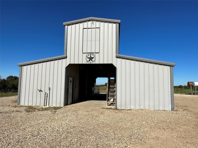 view of outdoor structure featuring an outbuilding