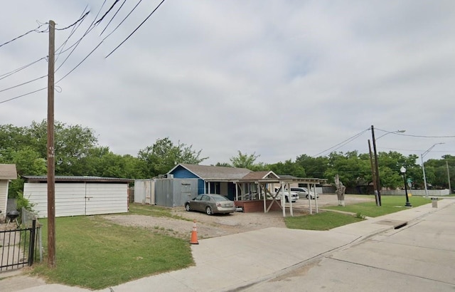 555 Ezekial Ave, Dallas, TX 75217 - view of front of property featuring fence, driveway, and a front lawn
