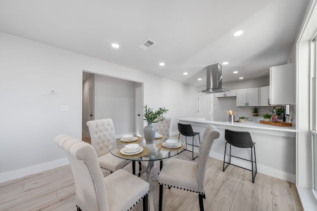 1826 Norfolk Ave, Dallas, TX 75203 - dining space with baseboards, light wood-style floors, visible vents, and recessed lighting