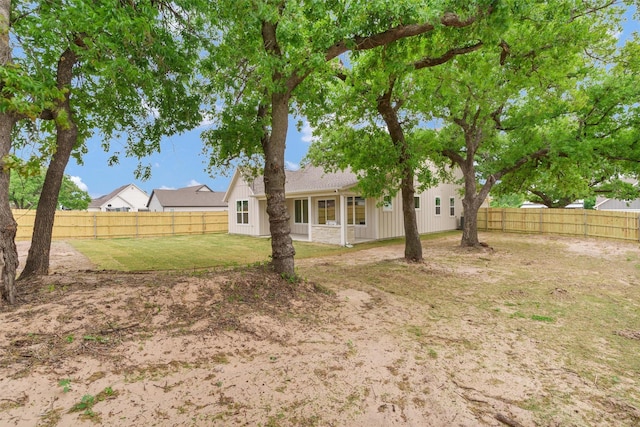 view of yard featuring a fenced backyard