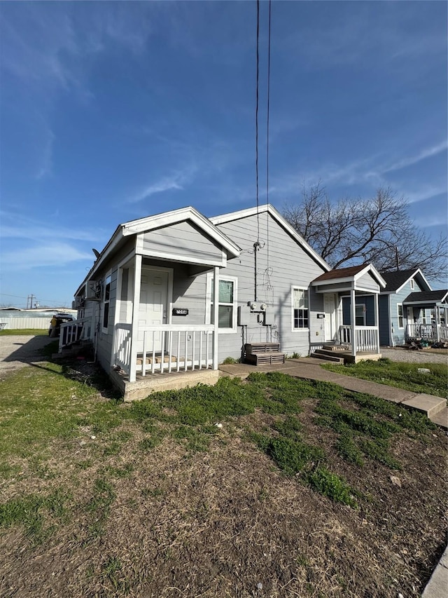 704 N Tennessee St, Mckinney, TX 75069 - bungalow-style home with a front yard and covered porch