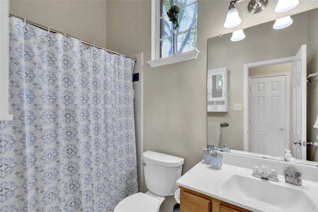full bath with vanity, a shower with shower curtain, and toilet