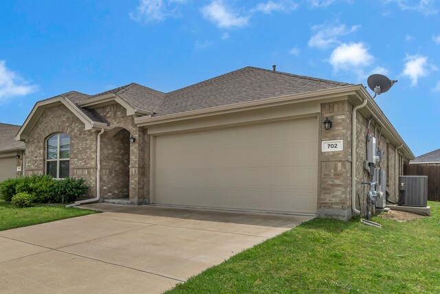 702 Grassland Way, Arlington, TX 76002 - living area featuring wood finished floors, ceiling fan, and lofted ceiling