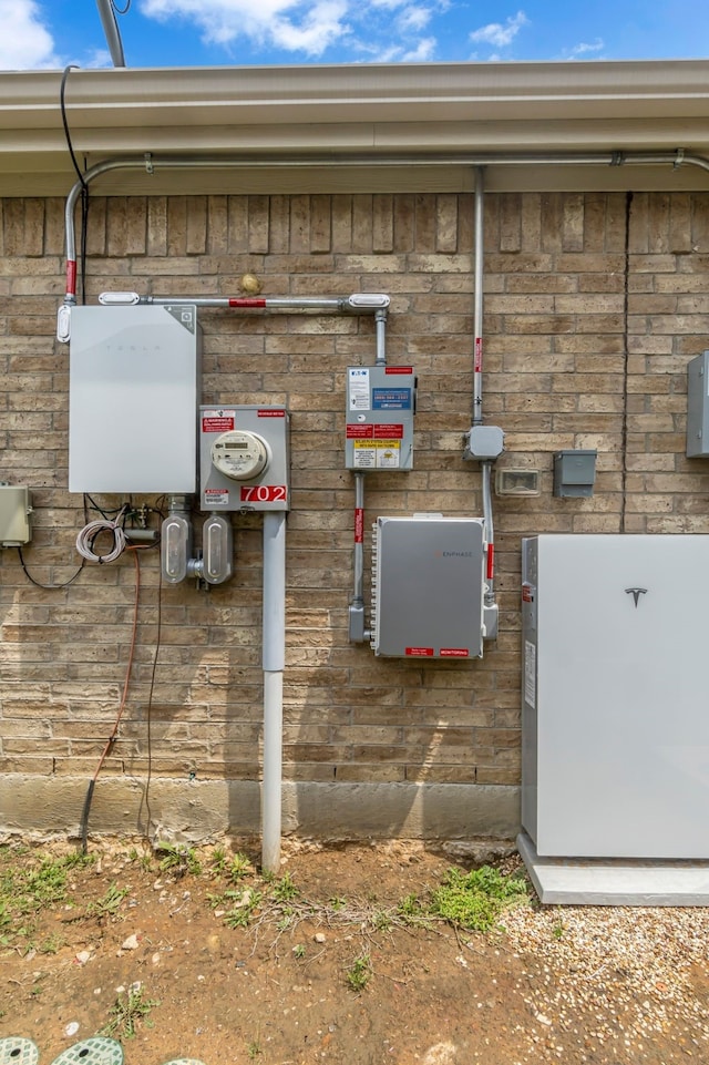 702 Grassland Way, Arlington, TX 76002 - exterior view of electric meter and pet washing area
