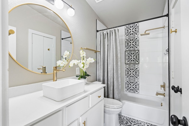 1823 S Ervay St, Dallas, TX 75215 - full bath featuring shower / bath combo with shower curtain, vanity, and toilet