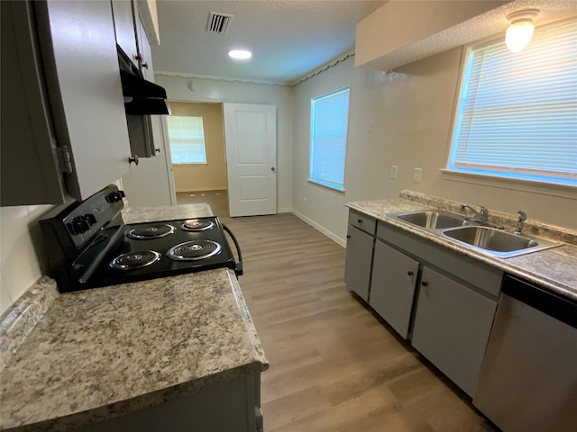 414 Brookview Dr, Desoto, TX 75115 - kitchen featuring a sink, light wood-style floors, stainless steel appliances, under cabinet range hood, and visible vents
