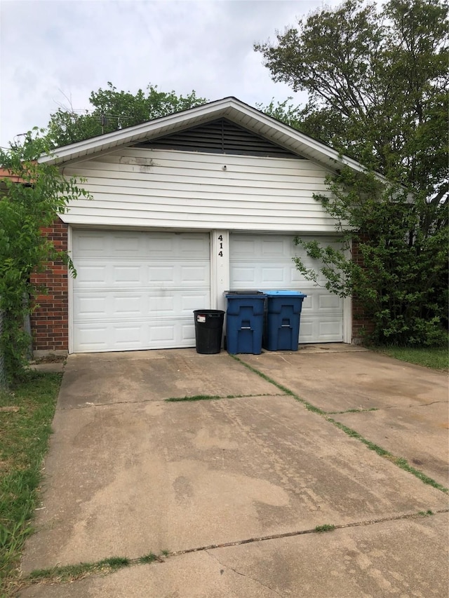 414 Brookview Dr, Desoto, TX 75115 - garage featuring driveway