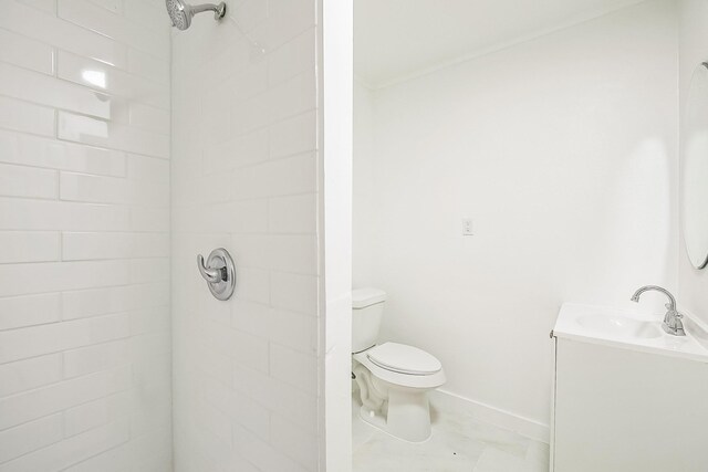 2126 Cedar St, Paris, TX 75460 - full bathroom featuring a tile shower, baseboards, toilet, and vanity