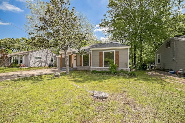 view of front of house featuring a front yard