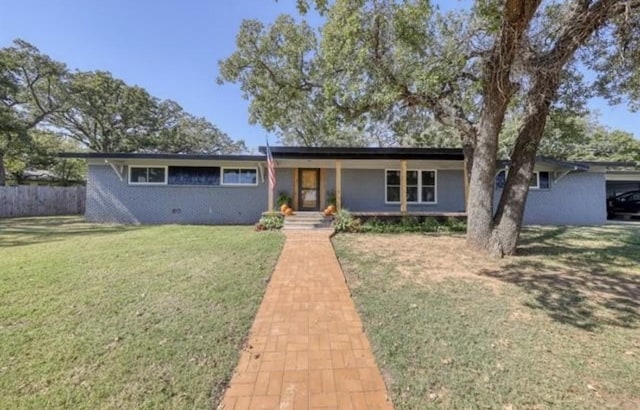 view of front of house featuring fence and a front yard
