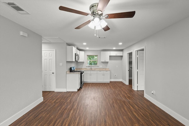 kitchen featuring a sink, dark wood-type flooring, visible vents, light countertops, and appliances with stainless steel finishes