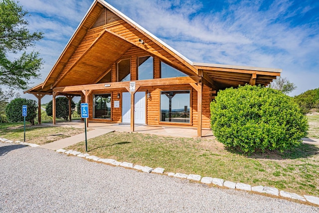 view of front facade featuring a patio area and a front yard