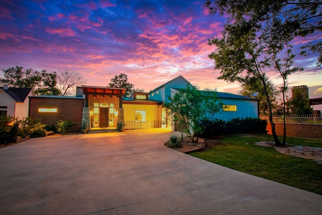 13555 Broken Arrow, Malakoff, TX 75148 - view of front of house with driveway, fence, and a lawn