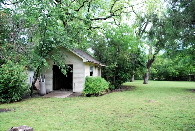 view of yard featuring an outbuilding