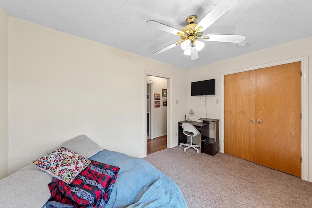 carpeted bedroom featuring a ceiling fan