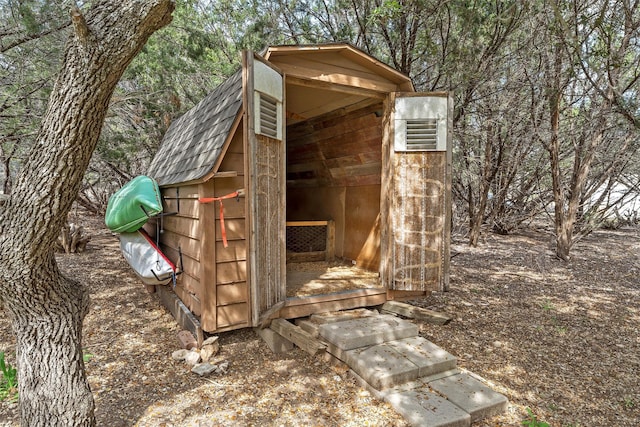 view of outdoor structure with an outbuilding