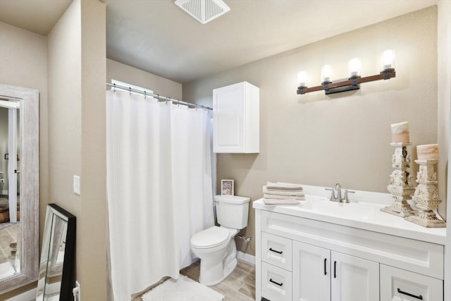 bathroom featuring wood finished floors, a shower with curtain, toilet, vanity, and visible vents