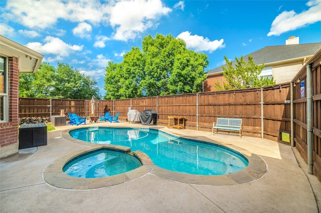 7612 Trevino Dr, Plano, TX 75025 - view of swimming pool featuring a patio, a pool with connected hot tub, and a fenced backyard