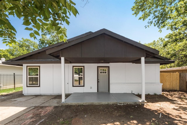 1005 Osborne Ln, Fort Worth, TX 76112 - view of front of house featuring fence and a patio