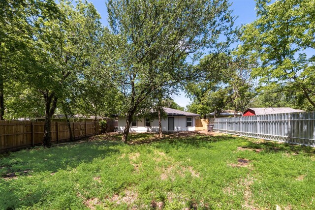 1005 Osborne Ln, Fort Worth, TX 76112 - view of yard with a fenced backyard
